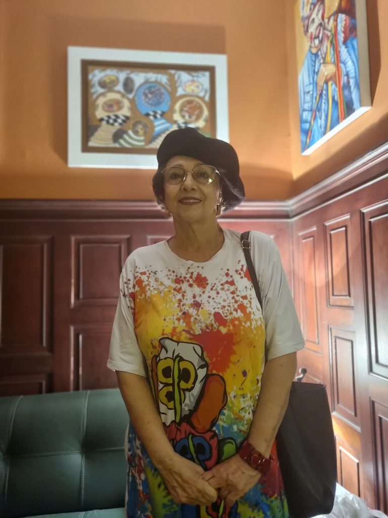 Una Mujer Hecha Color
