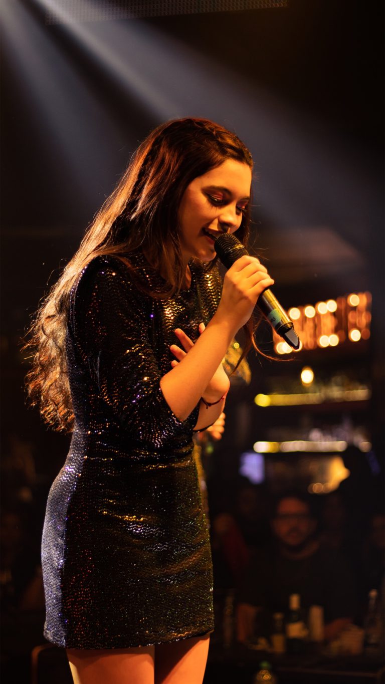 María Mercedes, la Artista que Interpreta sus Canciones con Alma, Corazón y Vida