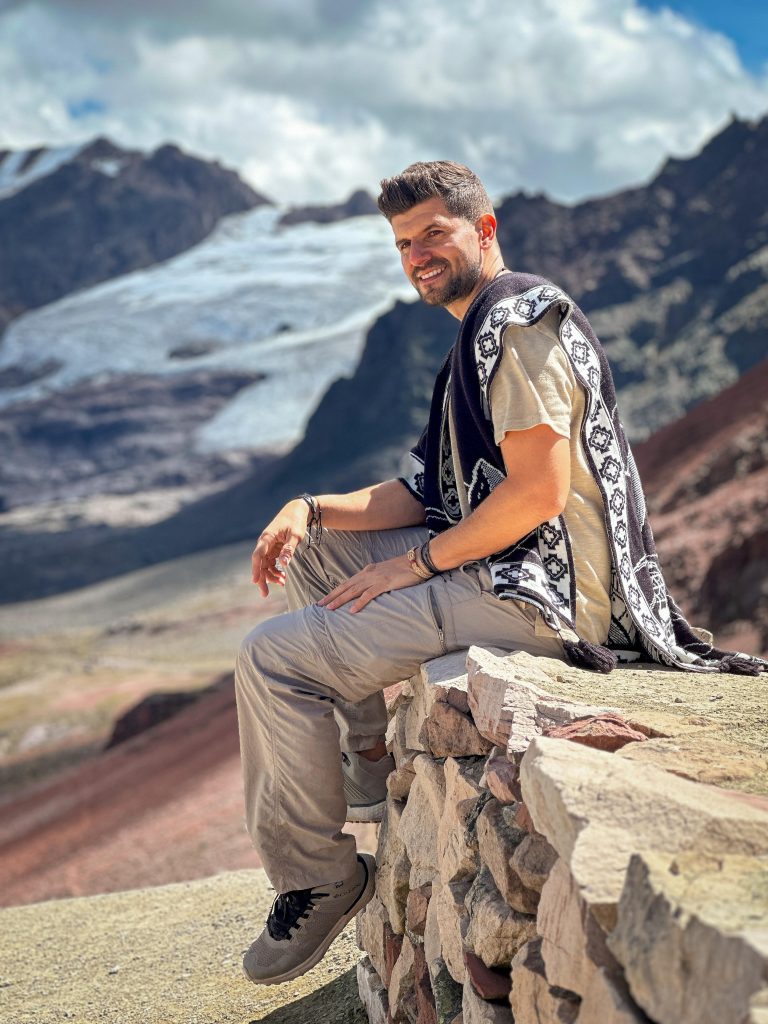 Camilo Duque: Descubre el Mundo a Través de sus Aventuras y Reflexiones Únicas