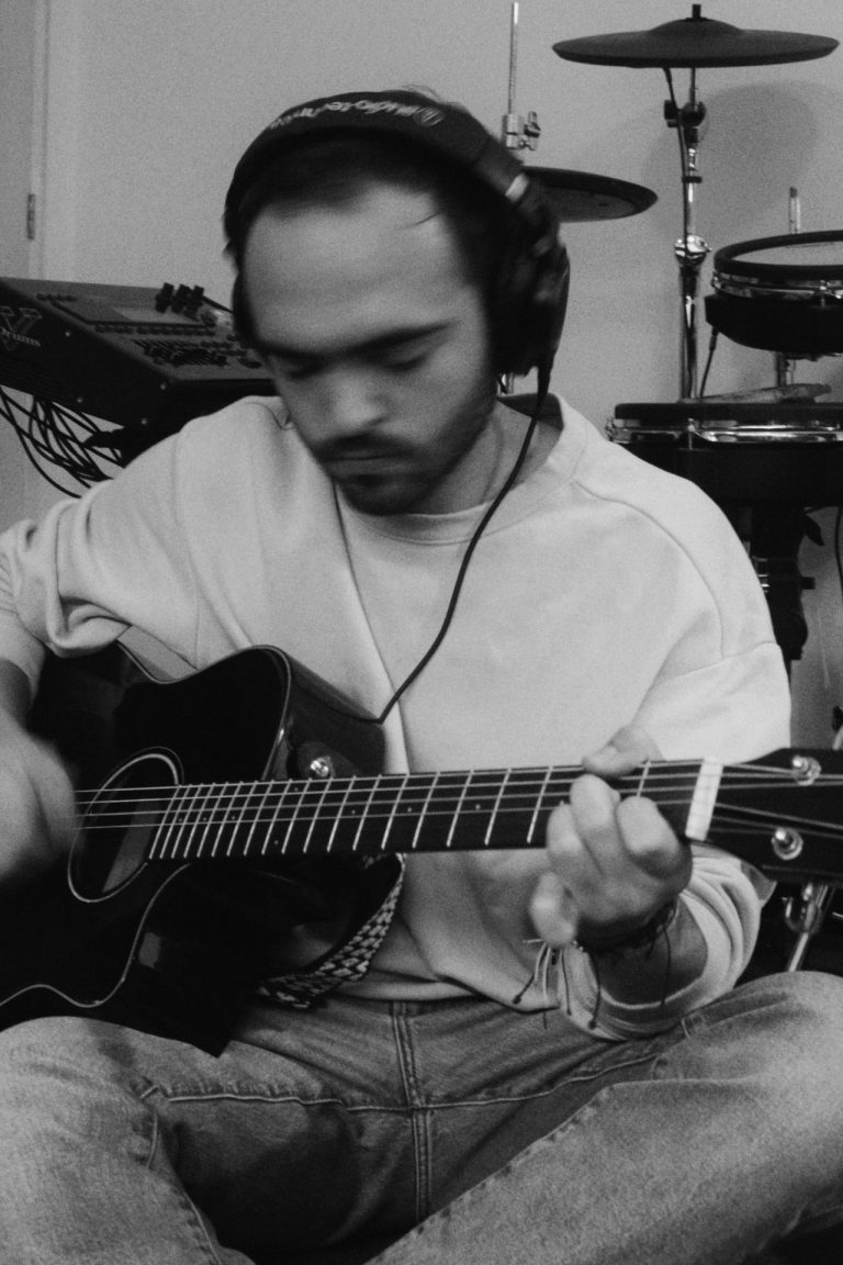 rafatrujillo Lanza su Primer Sencillo «Fallas en el Corazón» y Presenta su Videoclip Oficial