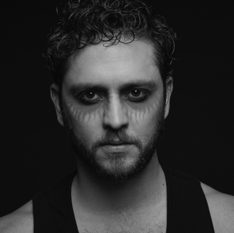 Christopher Uckermann Presenta su Segundo Lanzamiento «Los Hombres Lloran»