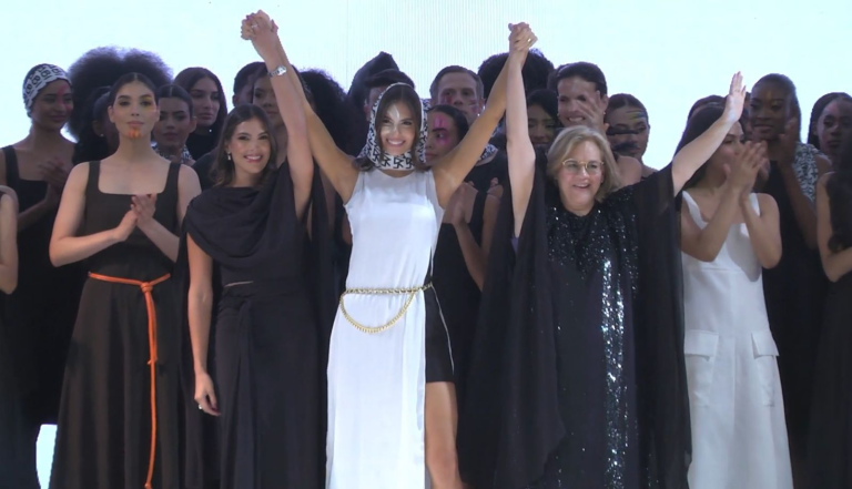 Con las Reinas Como Modelos, la Diseñadora Gabi Arenas Presentó Colección 11:11, un Homenaje al Color en las Fiesta de Cartagena