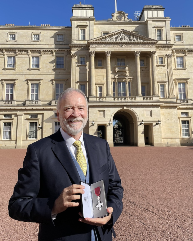 Rector del Colegio San Jorge de Inglaterra Recibe Condecoración del Imperio Británico