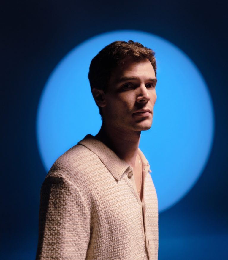 Así Suena ‘Volver Al Futuro’ la Nueva Canción de Alejandro Santamaría