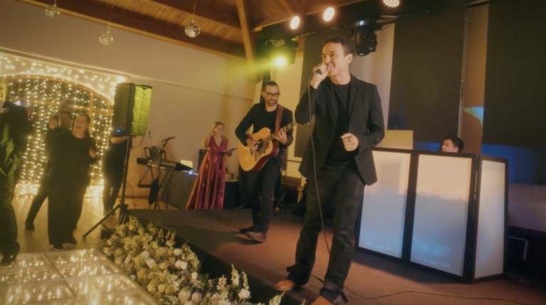 Fonseca Sorprende a una Pareja en su Matrimonio y Presenta Oficialmente el Vídeo de “Qué Suerte Tenerte”