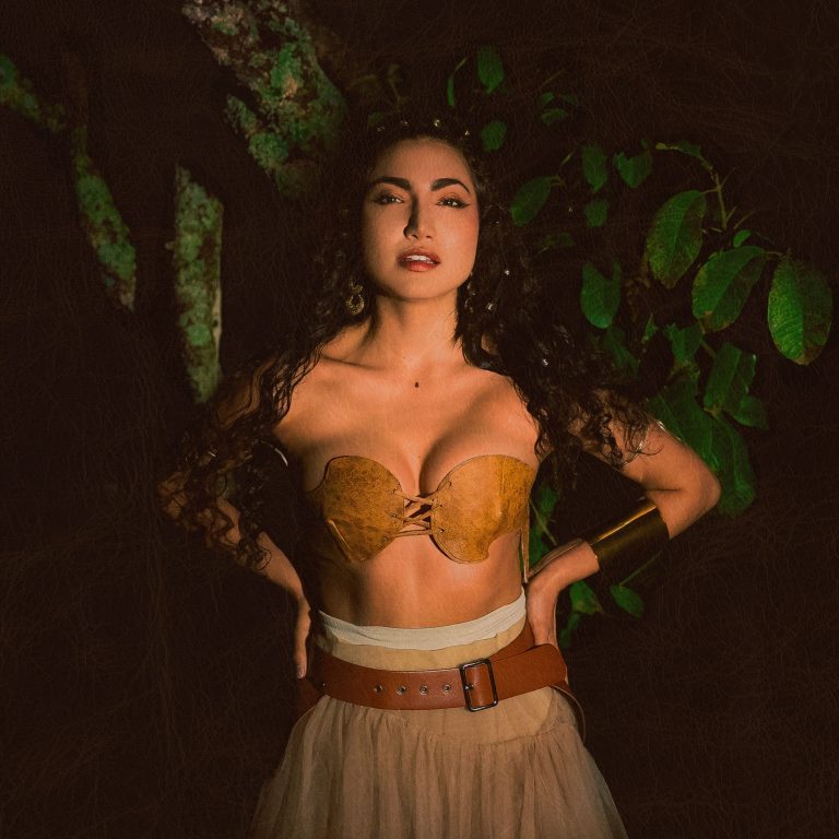 Shalom Mendieta Estrena su Nuevo EP ‘Madera y Cuero’ y su Sencillo ‘Trigueño’
