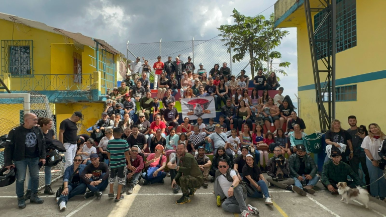 ¡Un Viaje Social! Royal Enfield Llevó Útiles Escolares a Niños en Zonas Rurales