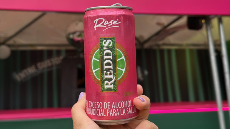 Sin Amarguras, así es la Redd’s Rosé: la Nueva Bebida en el Portafolio de Bavaria
