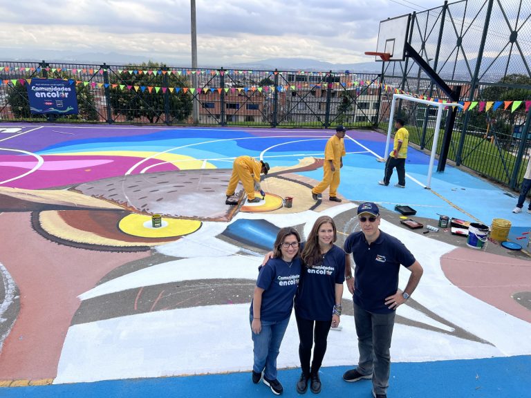 Tejidos Urbanos, Iniciativa Liderada por la Primera Dama de Bogotá, Revitaliza una Cancha en Ciudad Bolívar en Alianza con Fundación Pintuco de AkzoNobel y Dow