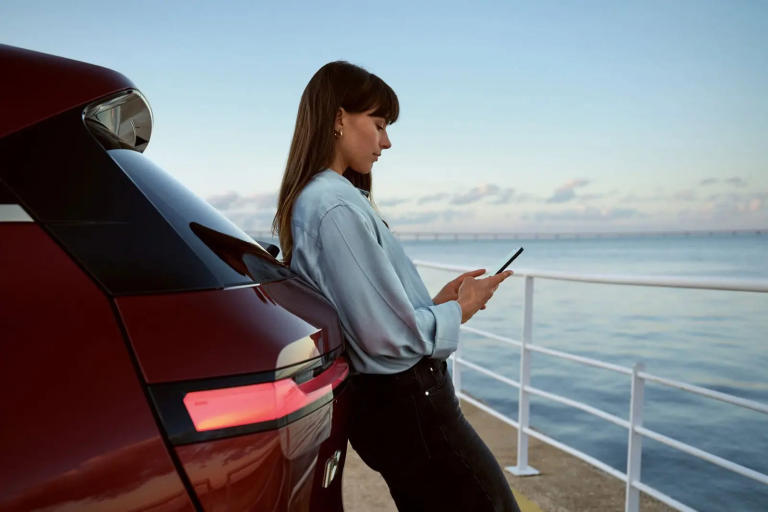 Desbloquea el Futuro: BMW Digital Key ya Está Disponible en el Motorola Edge 50 Ultra y el Motorola Razr 50 Ultra