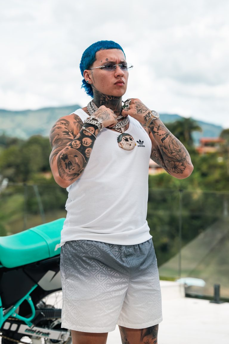 Blessd le Mete Fuego a la Calle con su Nuevo Álbum de Estudio “Trinidad Bendita”