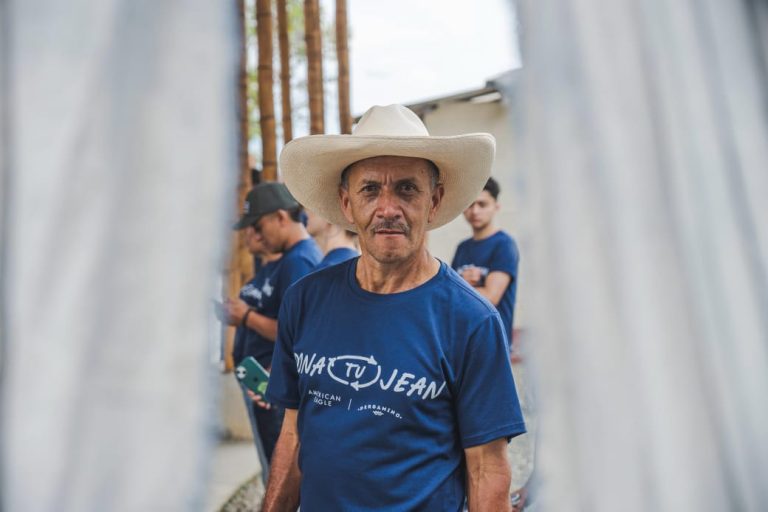 La Campaña ‘Dona tu Jean’ de American Eagle Supera su Meta con 10.147 Jeans Recolectados y Celebra una Década de Compromiso Social y Ambiental en Colombia