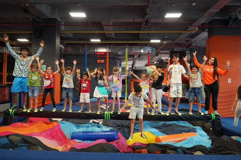 Bogotá Impulsa el Turismo Familiar con Alianza Estratégica Entre Sky Zone y Mundo Aventura