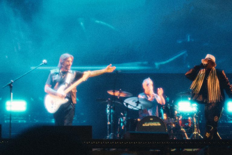 Crudo Means Raw se Presentó Como Invitado Especial de Juanes, Cantando Junto a él Ante Más de 30 Mil Personas en el Atanasio Girardot