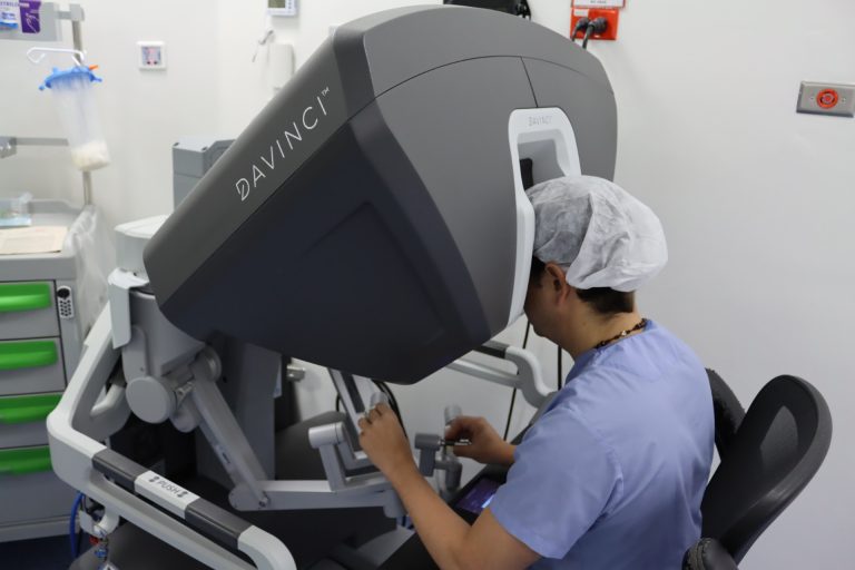 Más de 1.500 Cirugías Robóticas en la Fundación Santa Fe de Bogotá: un Hito Para la Salud de Colombia y la Región