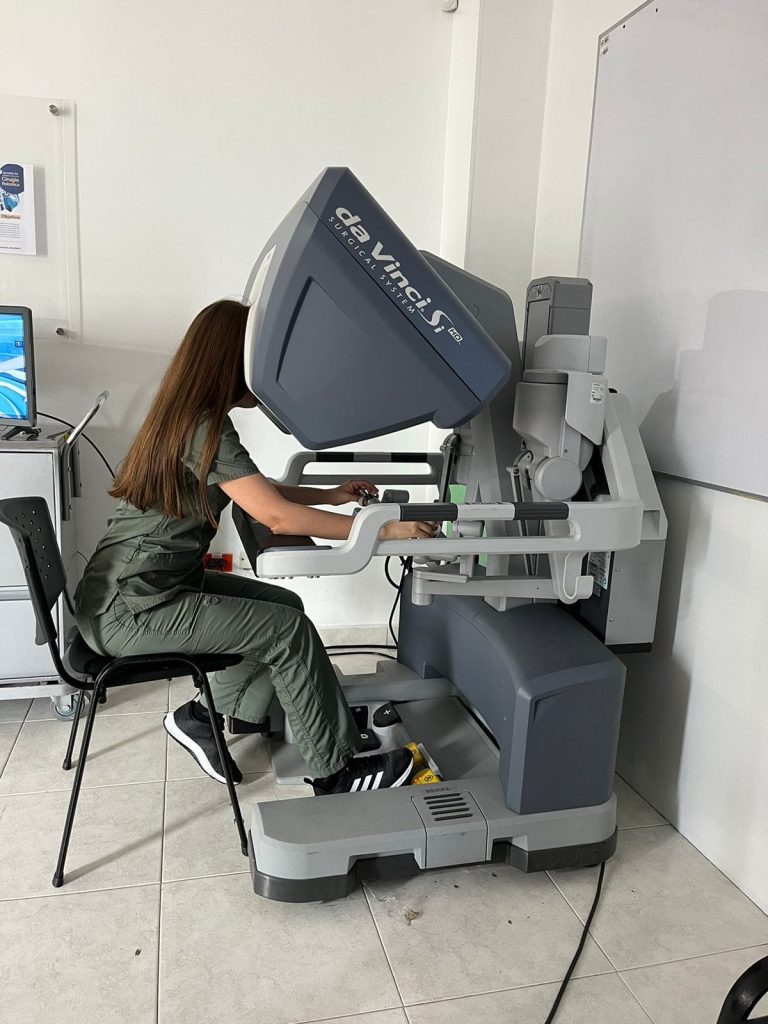 Cirujanos del Futuro: FUCS Lanza Programa de Formación en Cirugía Robótica con Tecnología Da Vinci