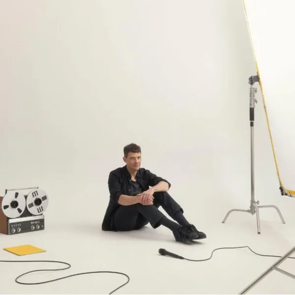 Juan Campodónico Lanza su Primer Álbum «Todo Esto Tampoco Soy Yo», Dando un Paso de Productor a Solista