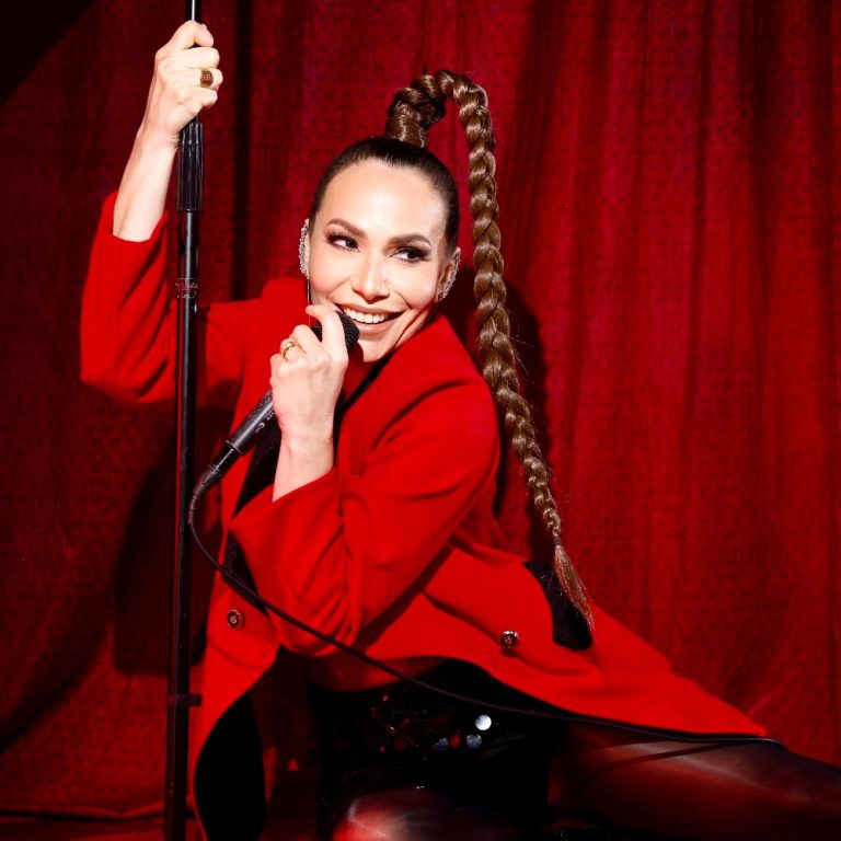 Judy Buendía Llega a Colombia con su Show «Mi Ex Fue un Error» un Viaje Entre Carcajadas y Canciones