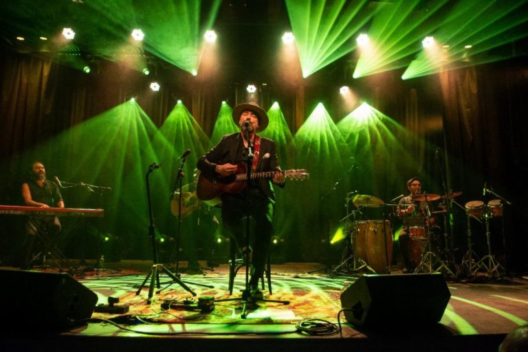Santiago Cruz Celebra el Éxito de su Gira “Quince de Caminos” por Colombia, Argentina y Chile