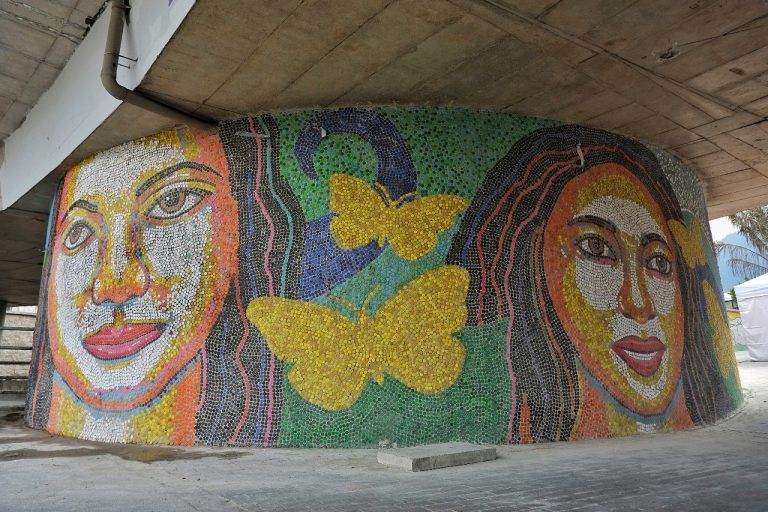 Bogotá Celebra la Entrega del Mural Bicentenario ‘Tapas por la Felicidad’, Construido por Ex-habitantes de Calle en Proceso de Inclusión