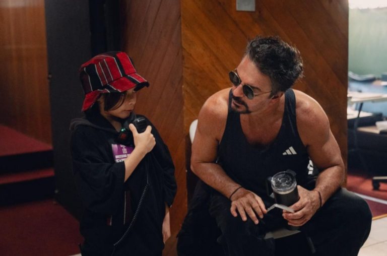 Ricardo Arjona Cumple el Sueño de un Niño Guatemalteco y lo Convierte en su Productor por un Día