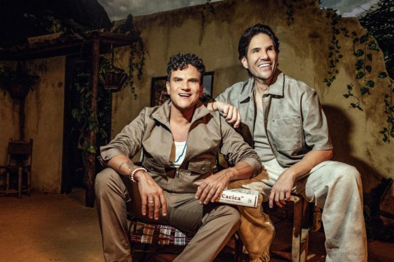 Silvestre Dangond y Juancho De La Espriella Estrenan un Doble Universo Audiovisual Conectado en los Videos de “El Mariachi” y “Torcida”