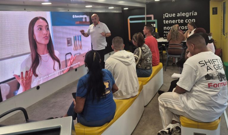 Así es el Bus Escuela que Lleva Educación Financiera a los Rincones del País