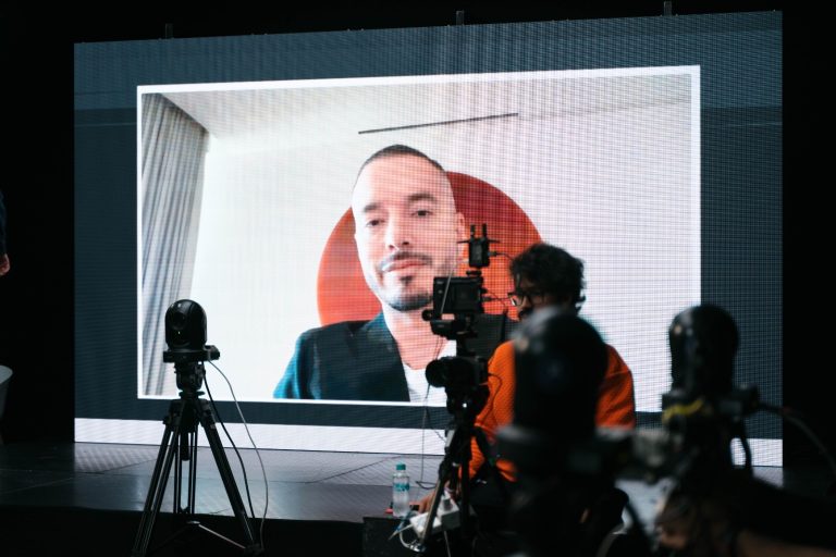 J Balvin se Une en la Séptima Temporada de Desenredados, una Plataforma que Promueve la Salud Mental