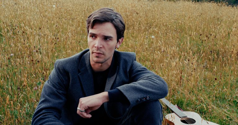 Alejandro Santamaría Presenta ‘Siempre Pierdo’, una Canción que Prioriza la Honestidad en su Propuesta Musical