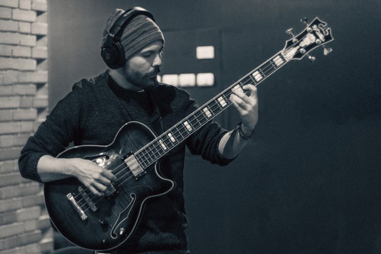 El Bajista Andrés Sierra Presenta Menhir, su Primera Producción Solista