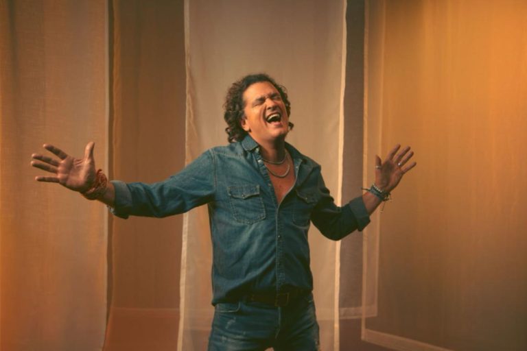 Carlos Vives Vuelve a Dedicar Canciones: “Te Dedico”, el Inicio de una Nueva Era