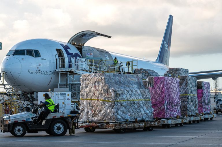 San Valentín Impulsa las Exportaciones de Flores Mientras FedEx Fortalece sus Operaciones Desde Colombia