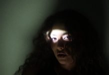 Letón Pé Estrena “No Para” una Sátira al Trabajo Excesivo y el Agotamiento Disfrazado de Éxito