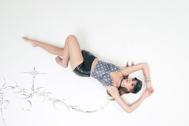 Ela Conem Sube la Temperatura del Electropop con su Nuevo Sencillo “Si Te Quedas”