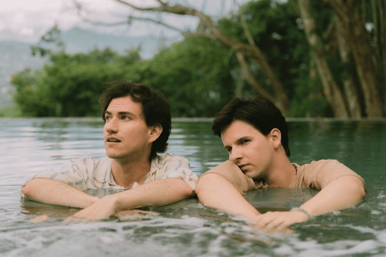 El Dúo de Pop Latino Colombiano Corana Presenta ‘Los Detalles’, una Canción Para Enfrentar los Miedos