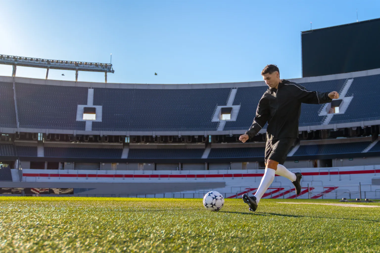 Una Experiencia Monumental: Gonzalo Montiel Abre las Puertas de uno de los Estadios más Icónicos del Fútbol